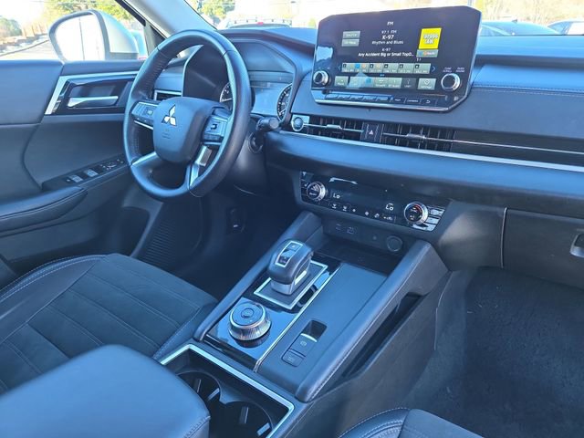 Used 2024 Mitsubishi Outlander SE image 16