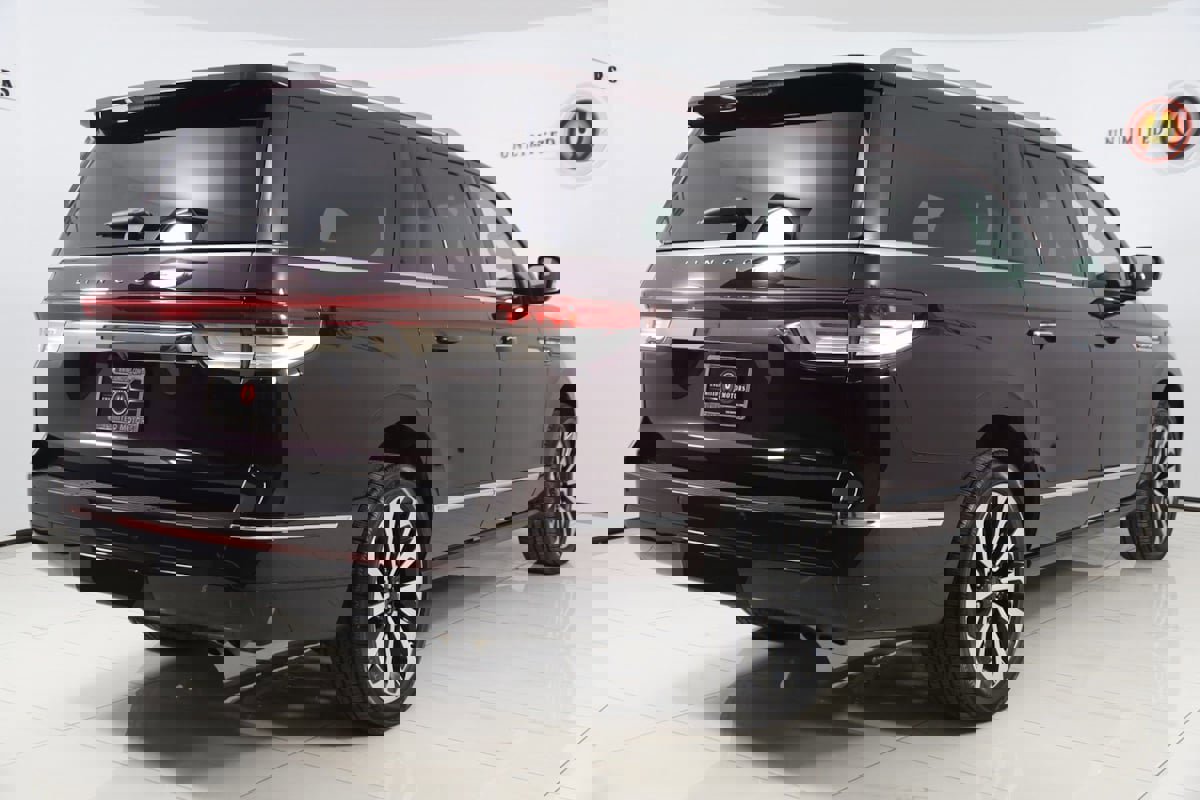Used 2024 Lincoln Navigator L Reserve image 3