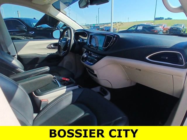 Used 2023 Chrysler Pacifica Touring-L image 28