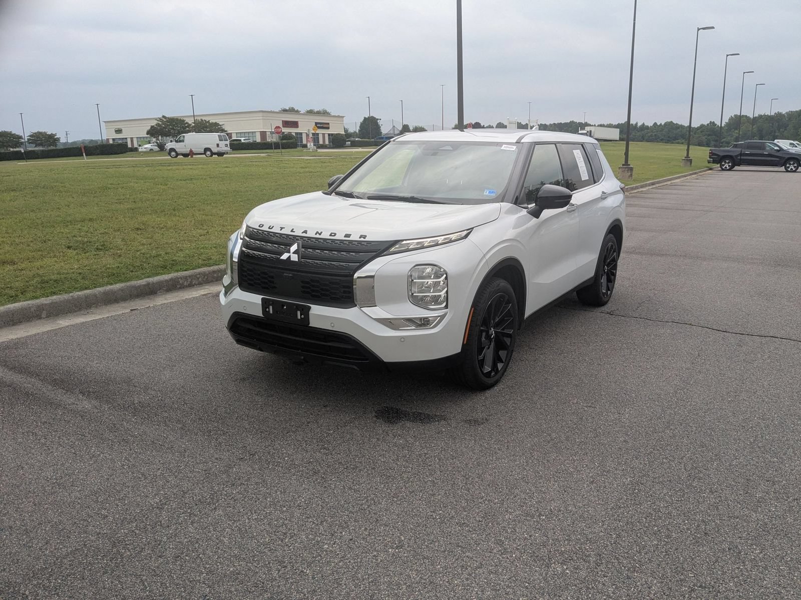 Used 2024 Mitsubishi Outlander SE Black Edition FWD image 7