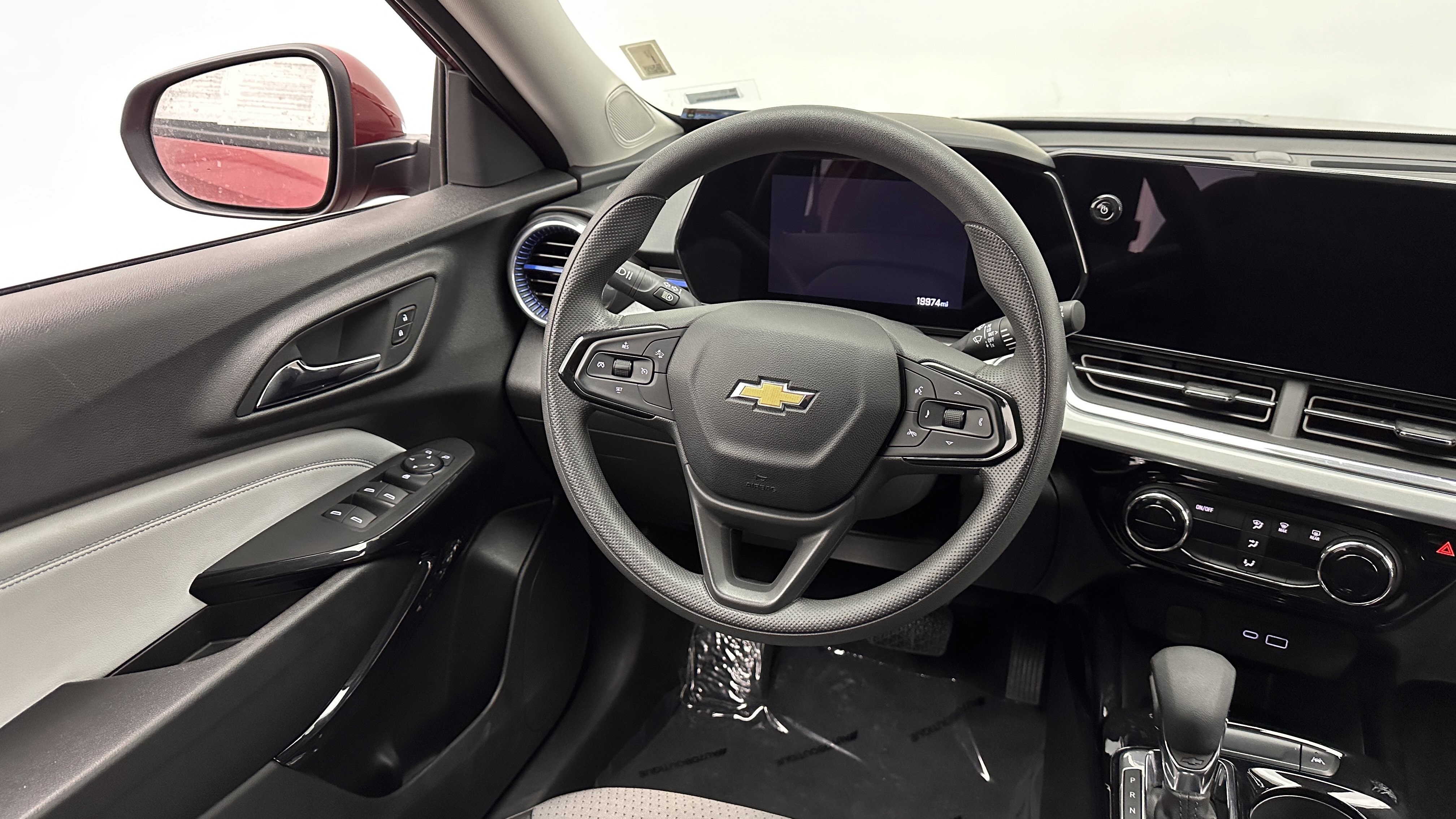 Used 2025 Chevrolet Trax LT FWD image 25