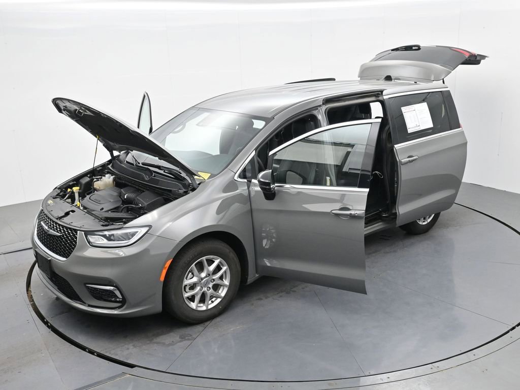 Used 2025 Chrysler Pacifica Select image 39