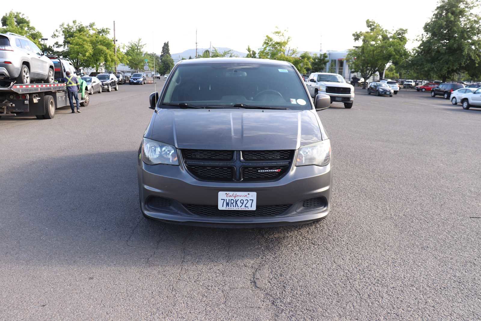 Used 2017 Dodge Grand Caravan SE FWD image 2