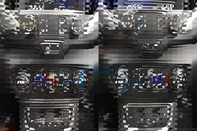 Used 2024 GMC Terrain SLT image 28