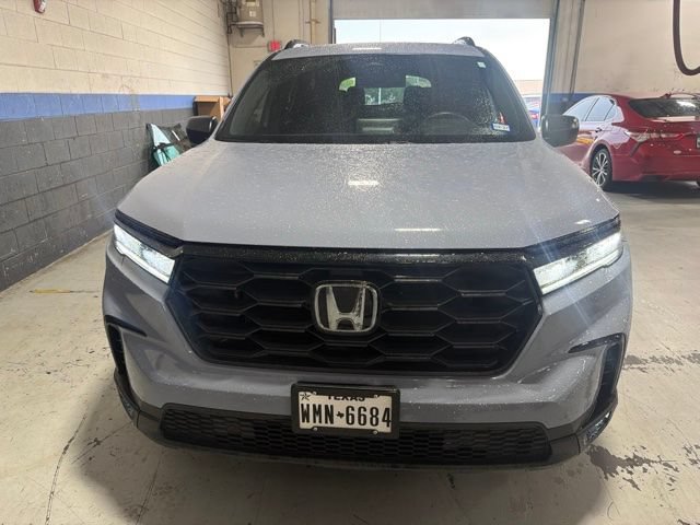 Used 2025 Honda Pilot Sport image 2