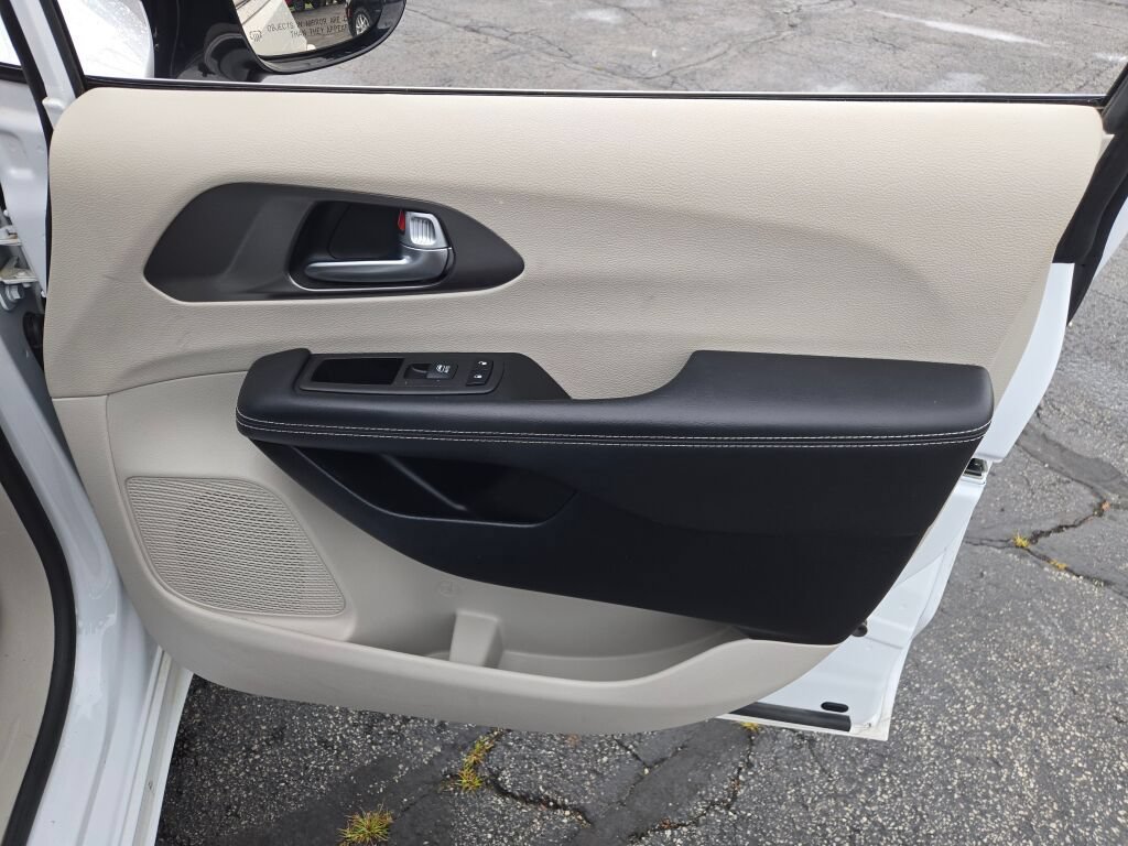 Certified 2024 Chrysler Pacifica Limited FWD image 13