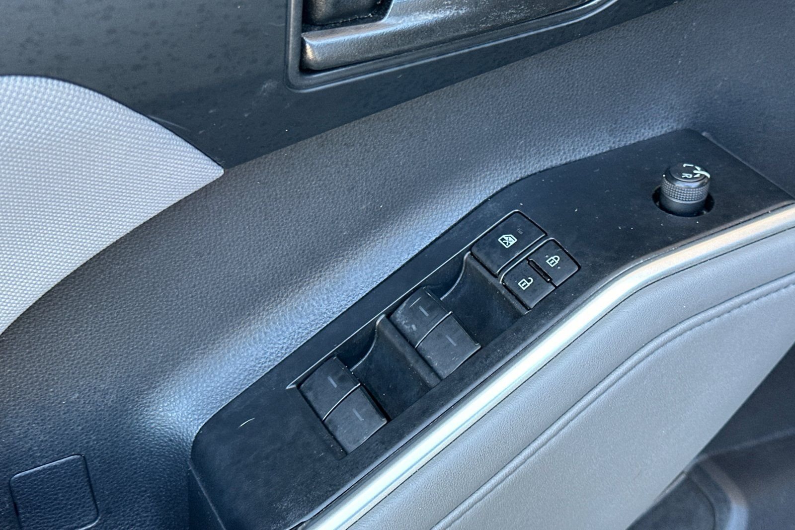 Used 2021 Toyota Highlander L AWD/4WD image 12