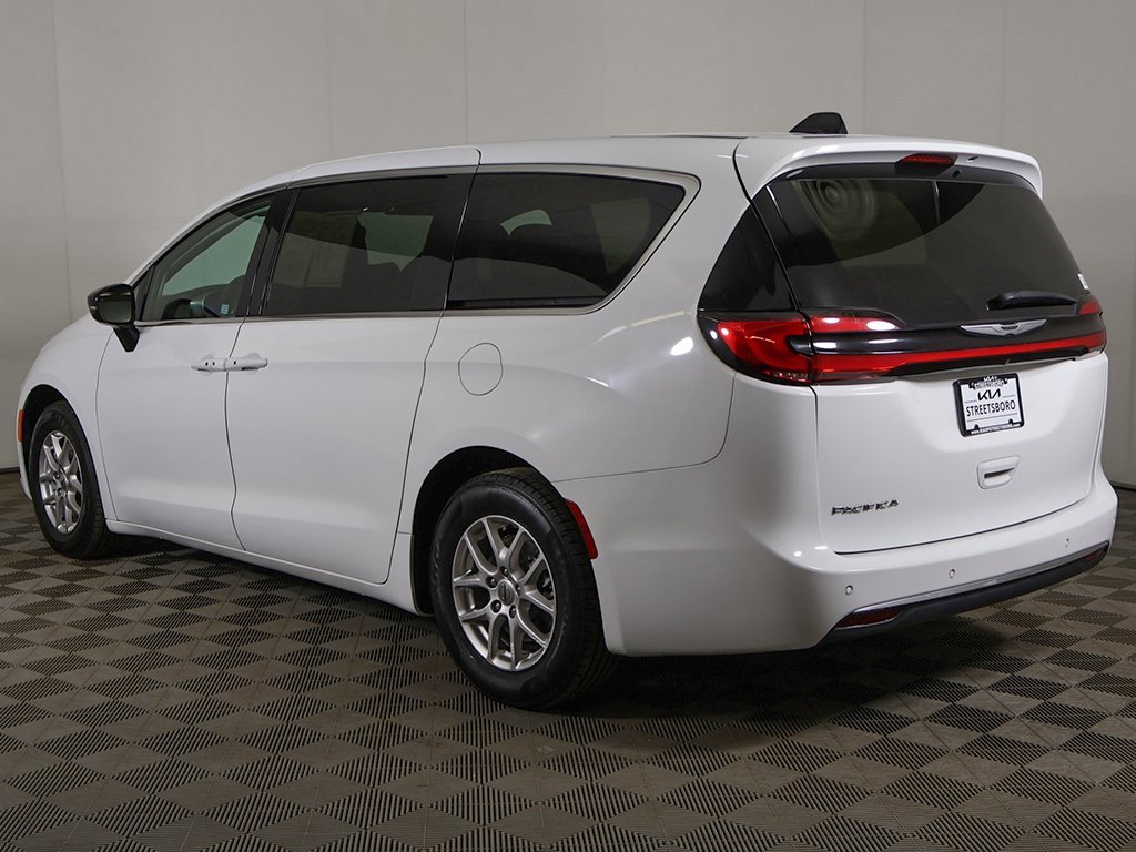 Used 2024 Chrysler Pacifica Touring-L image 10