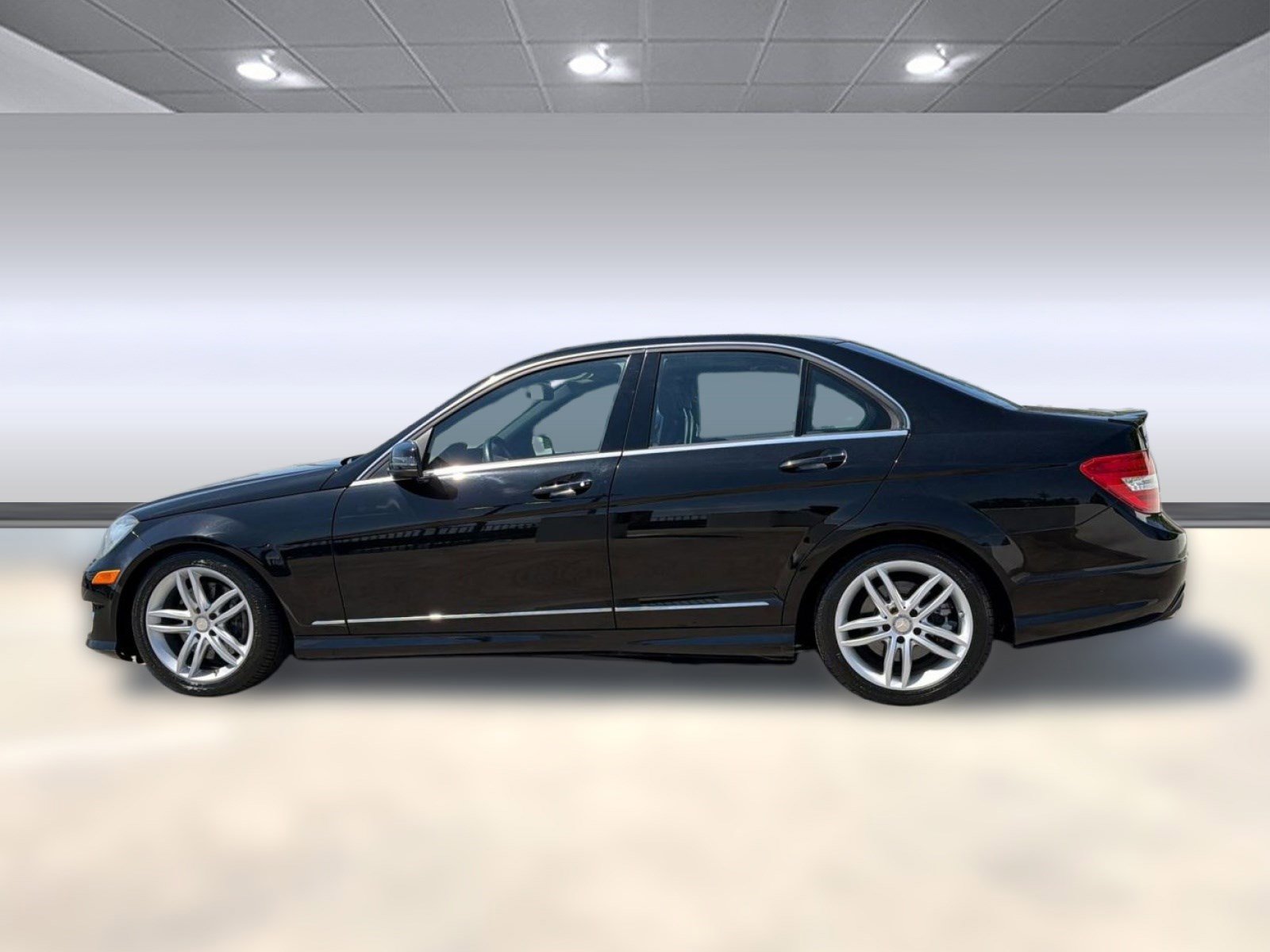 Used 2013 Mercedes-Benz C 300 4MATIC Sedan image 2