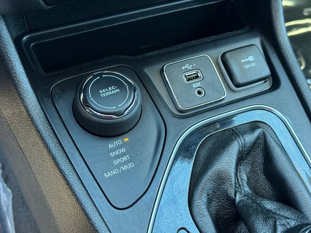 Used 2019 Jeep Cherokee Limited AWD/4WD image 30