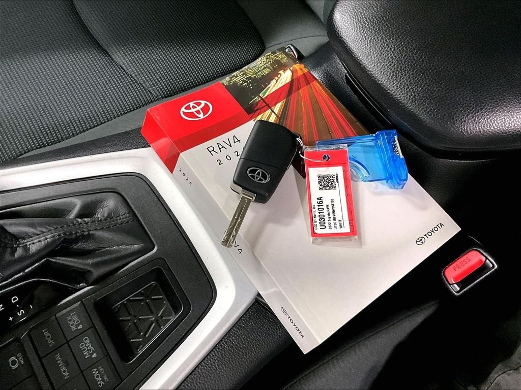 Certified 2022 Toyota RAV4 LE AWD/4WD image 29