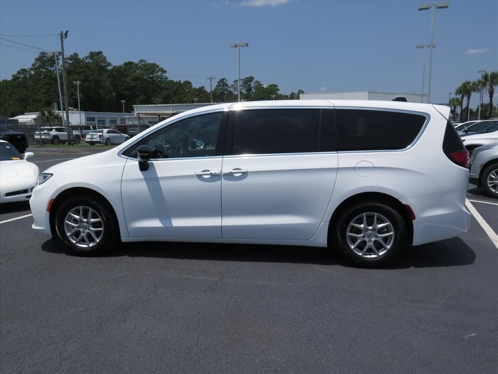 Used 2025 Chrysler Pacifica Select FWD image 6