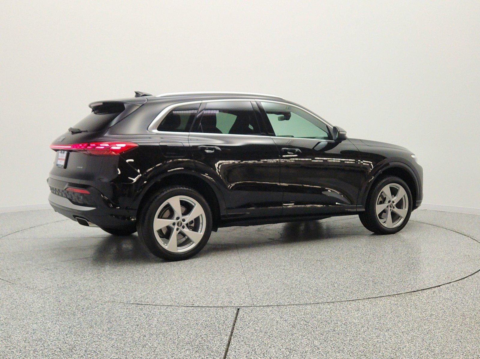 Used 2025 Audi Q5 Premium Plus w/ Premium Plus AWD/4WD image 5