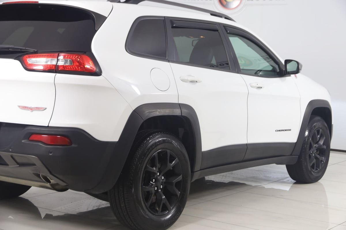 Used 2017 Jeep Cherokee Trailhawk AWD/4WD image 39