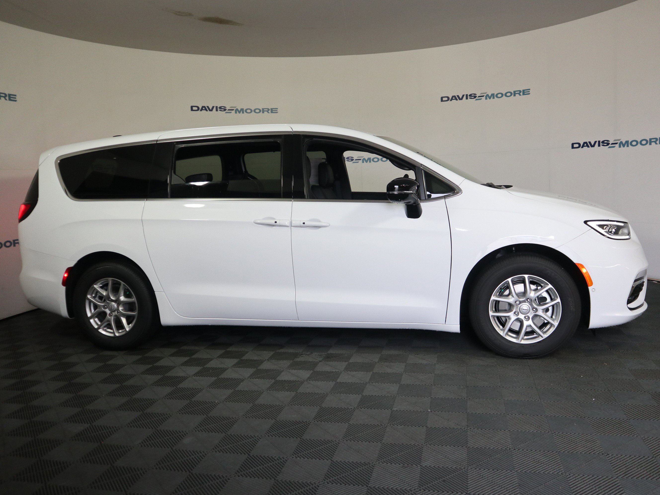 New 2026 Chrysler Pacifica Select image 4