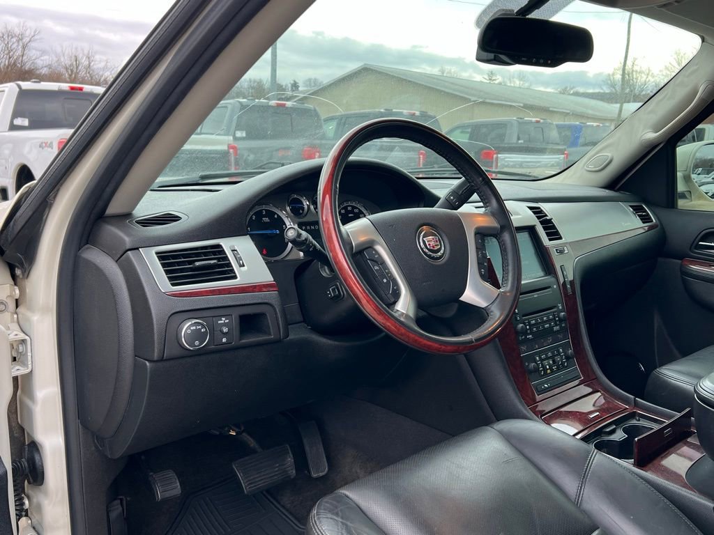 Used 2010 Cadillac Escalade Luxury image 13