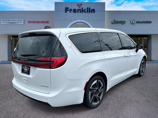 New 2027 Chrysler Pacifica Limited FWD image 3