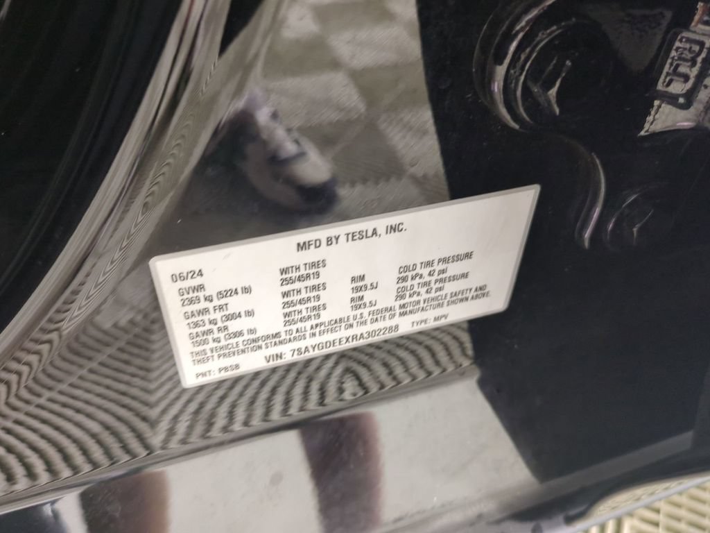 Used 2024 Tesla Model Y Long Range AWD/4WD image 37