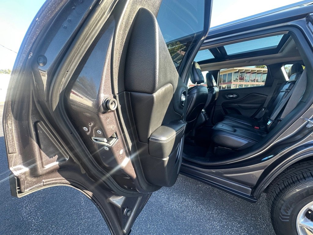 Used 2015 Jeep Cherokee Limited image 25