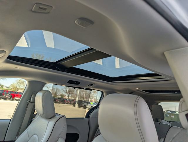 Used 2019 Chrysler Pacifica Limited FWD image 3