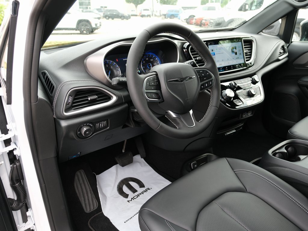 New 2025 Chrysler Pacifica Select image 4