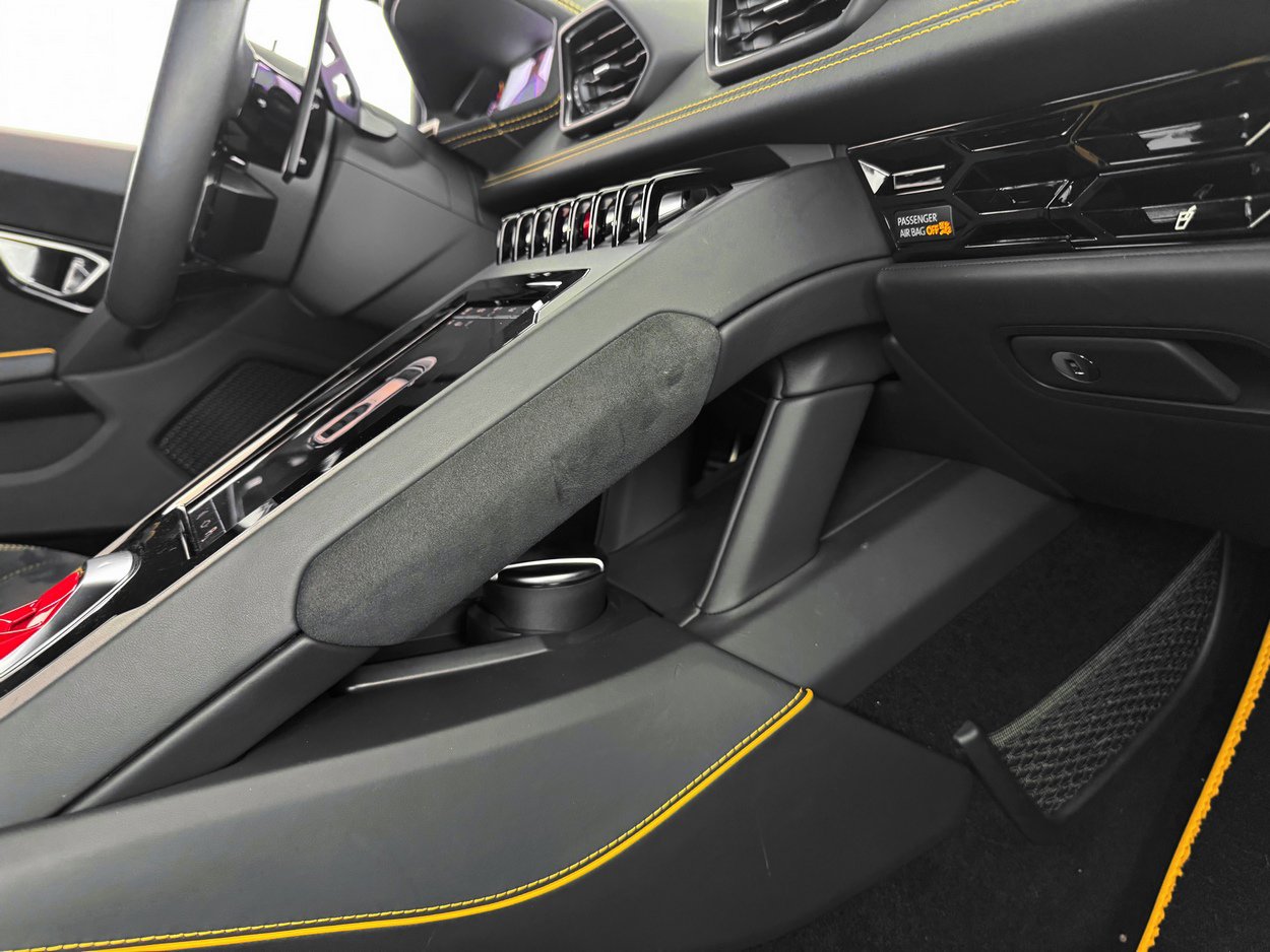 Used 2020 Lamborghini Huracan EVO image 25