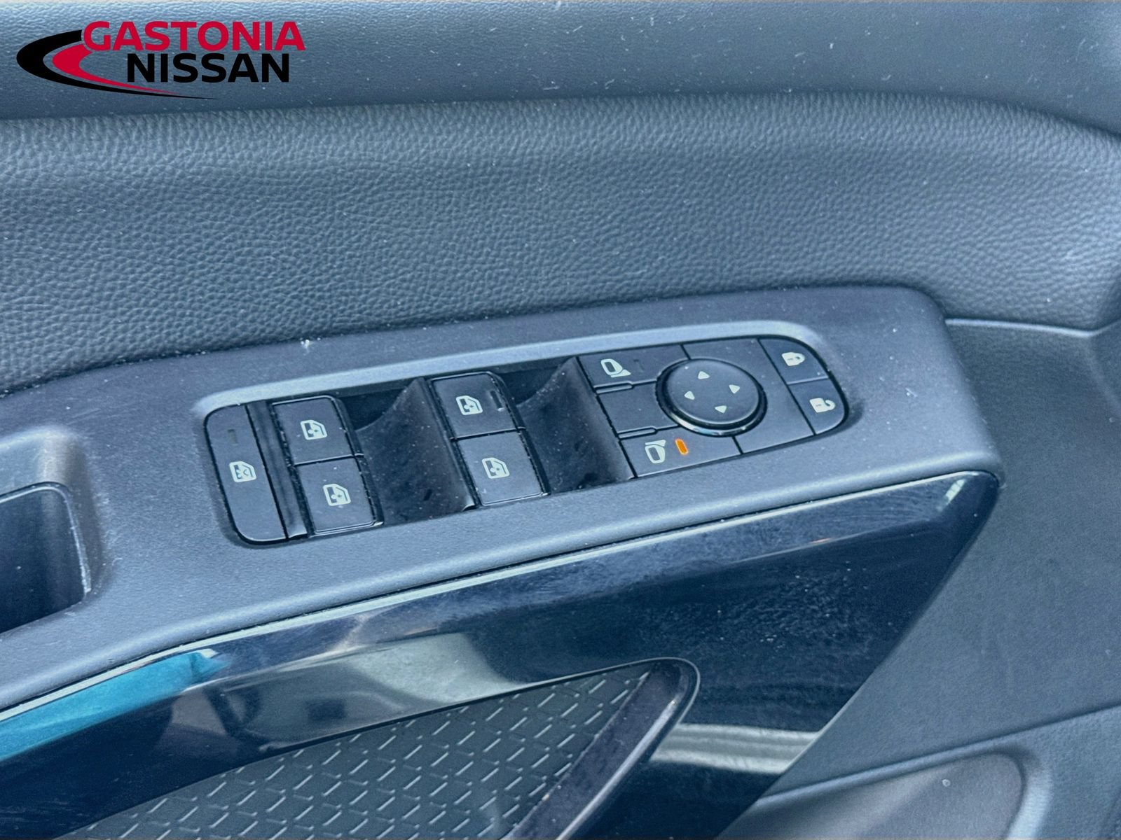 Used 2025 Nissan Pathfinder SV FWD image 22