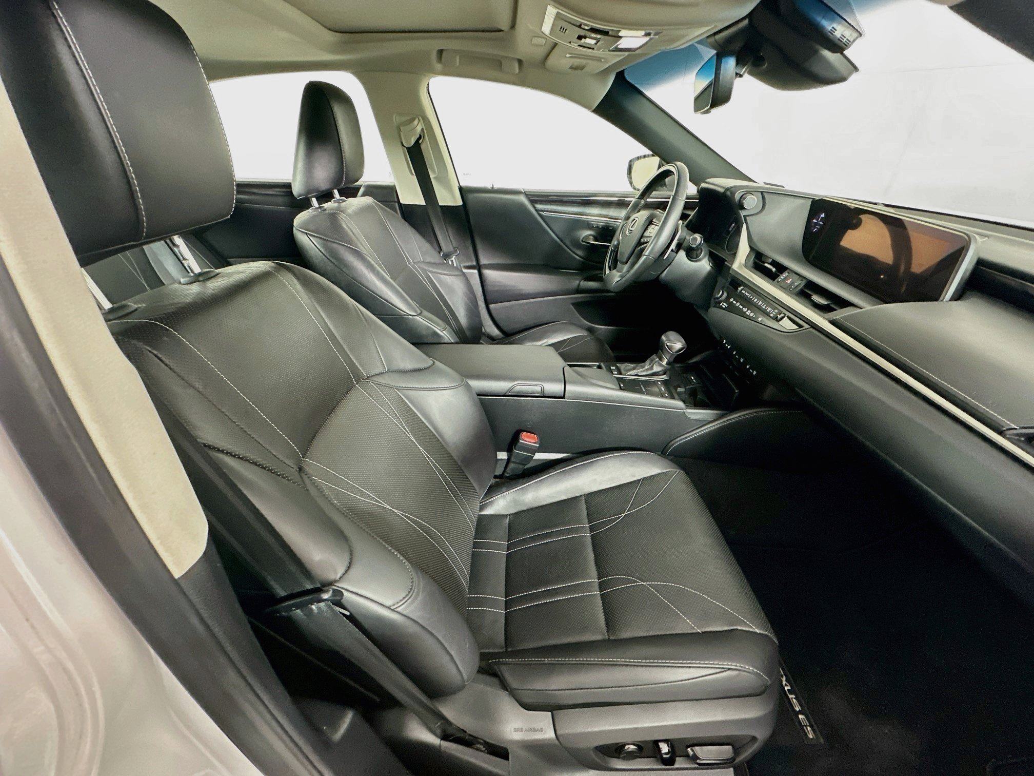 Used 2019 Lexus ES 300h w/ Accessory Package 2 FWD image 34