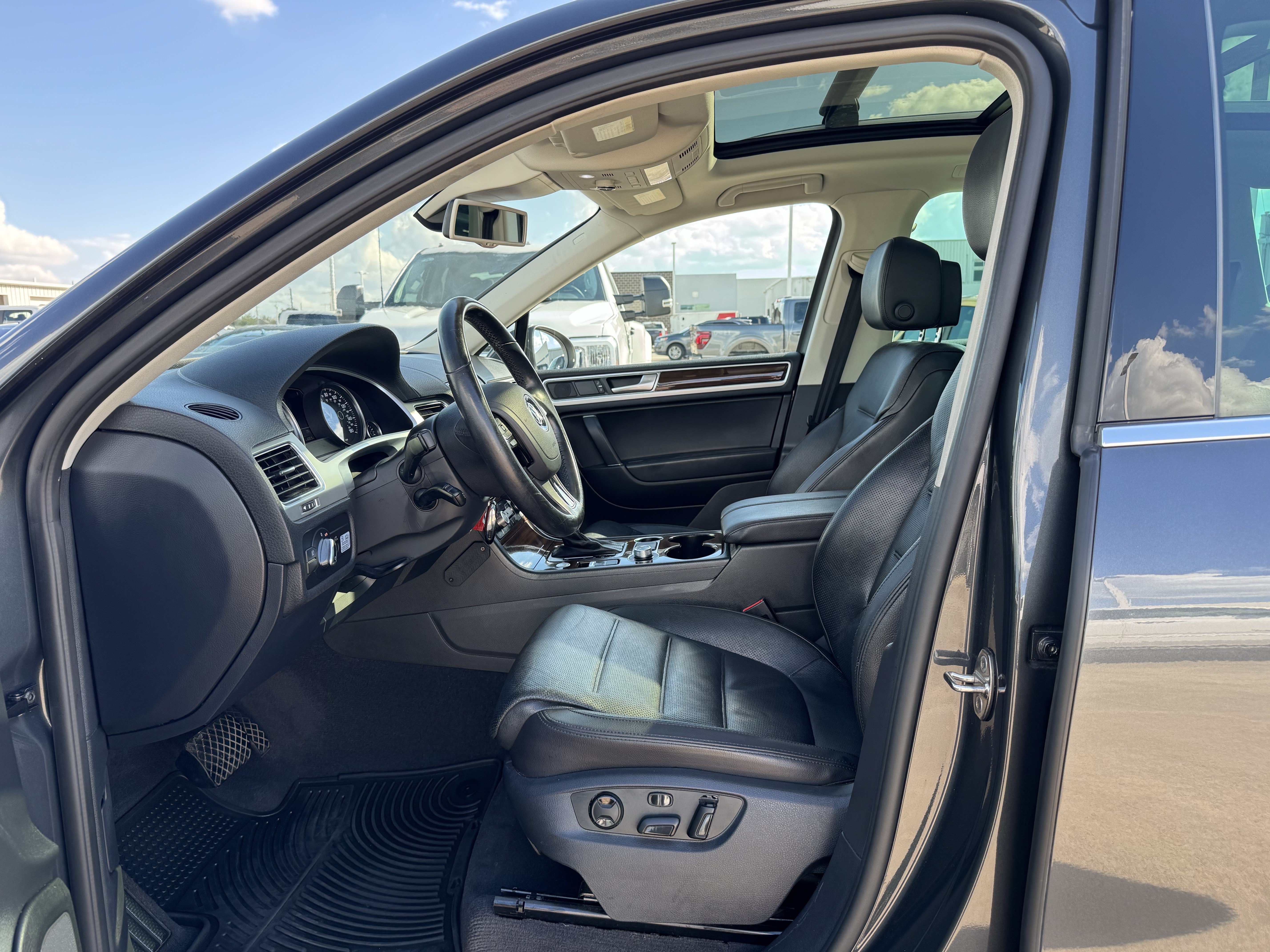 Used 2016 Volkswagen Touareg Sport AWD/4WD image 17