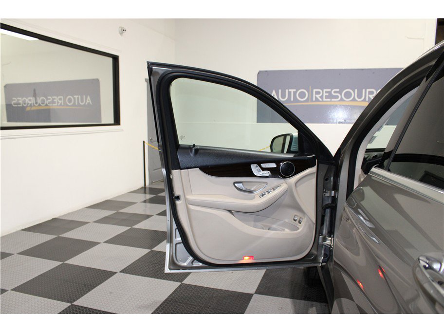 Used 2019 Mercedes-Benz GLC 350e 4MATIC image 11