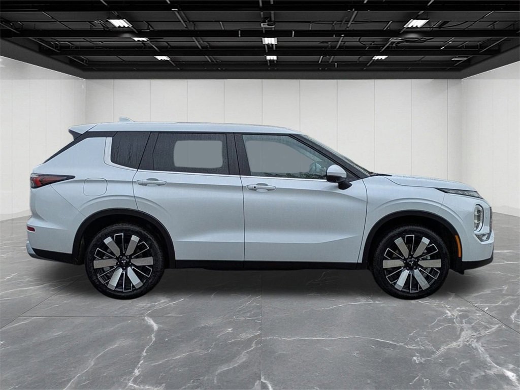 New 2025 Mitsubishi Outlander SE image 6
