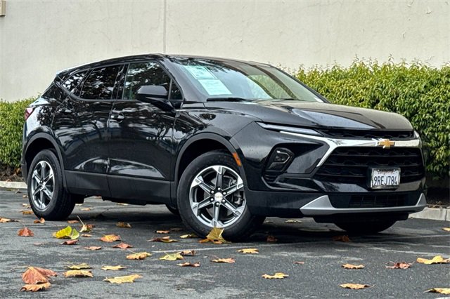 Used 2025 Chevrolet Blazer LT image 2