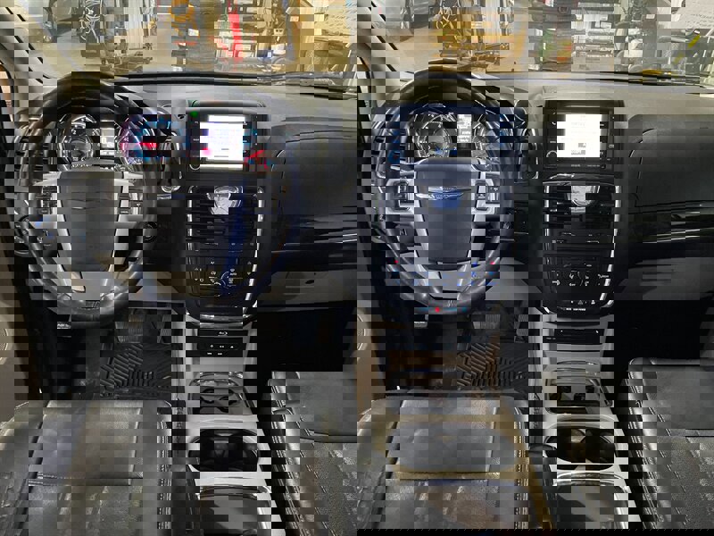 Used 2014 Chrysler Town & Country Touring-L w/ Driver Convenience Group image 8