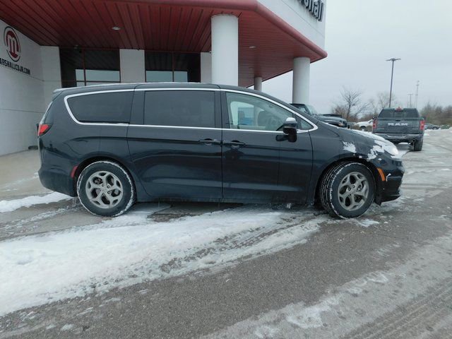 Used 2024 Chrysler Pacifica Limited image 31