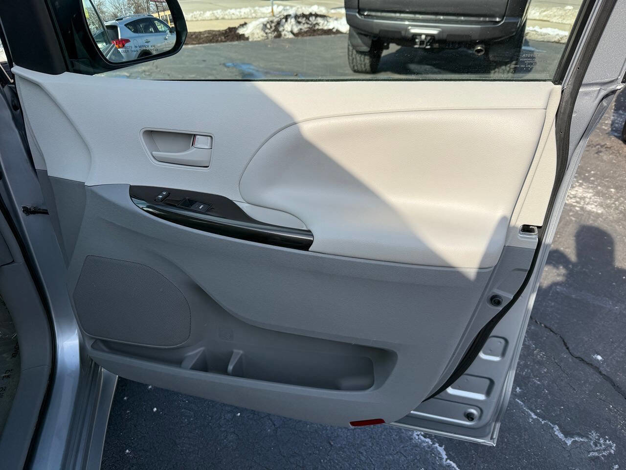 Used 2014 Toyota Sienna LE image 33