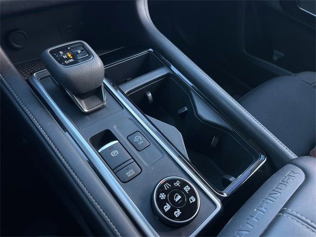 Used 2024 Nissan Pathfinder SV image 19