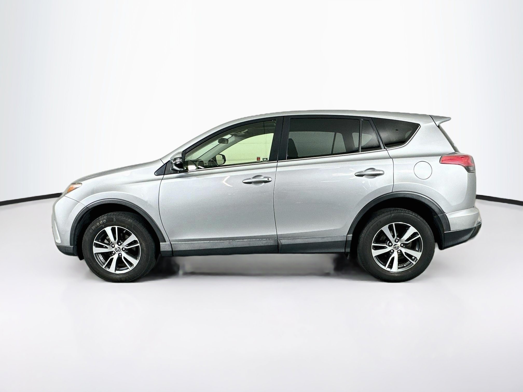 Used 2018 Toyota RAV4 XLE w/ All Weather Liner Package FWD image 4