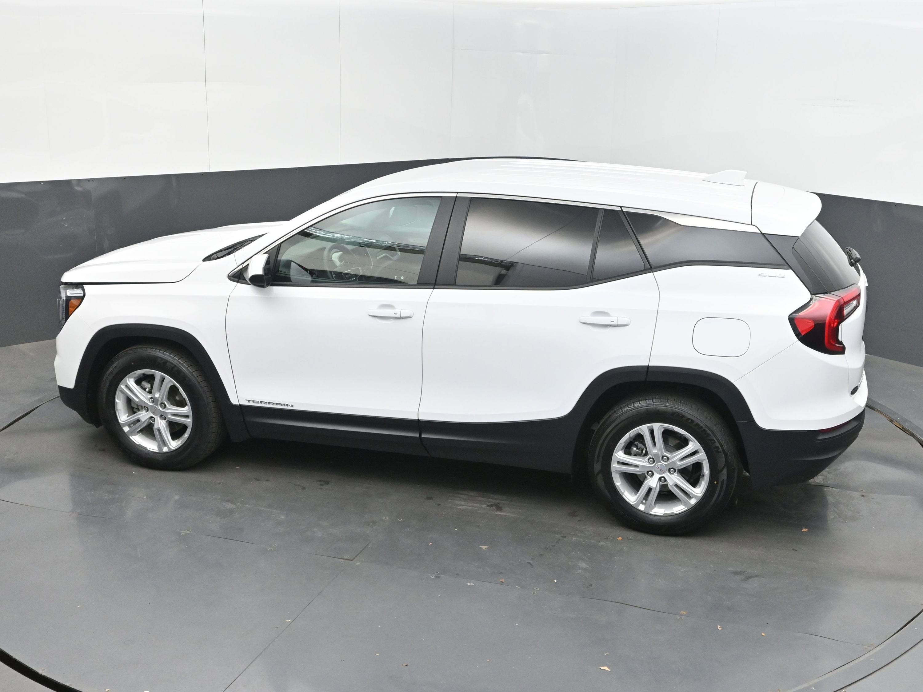 Used 2024 GMC Terrain SLE FWD image 35
