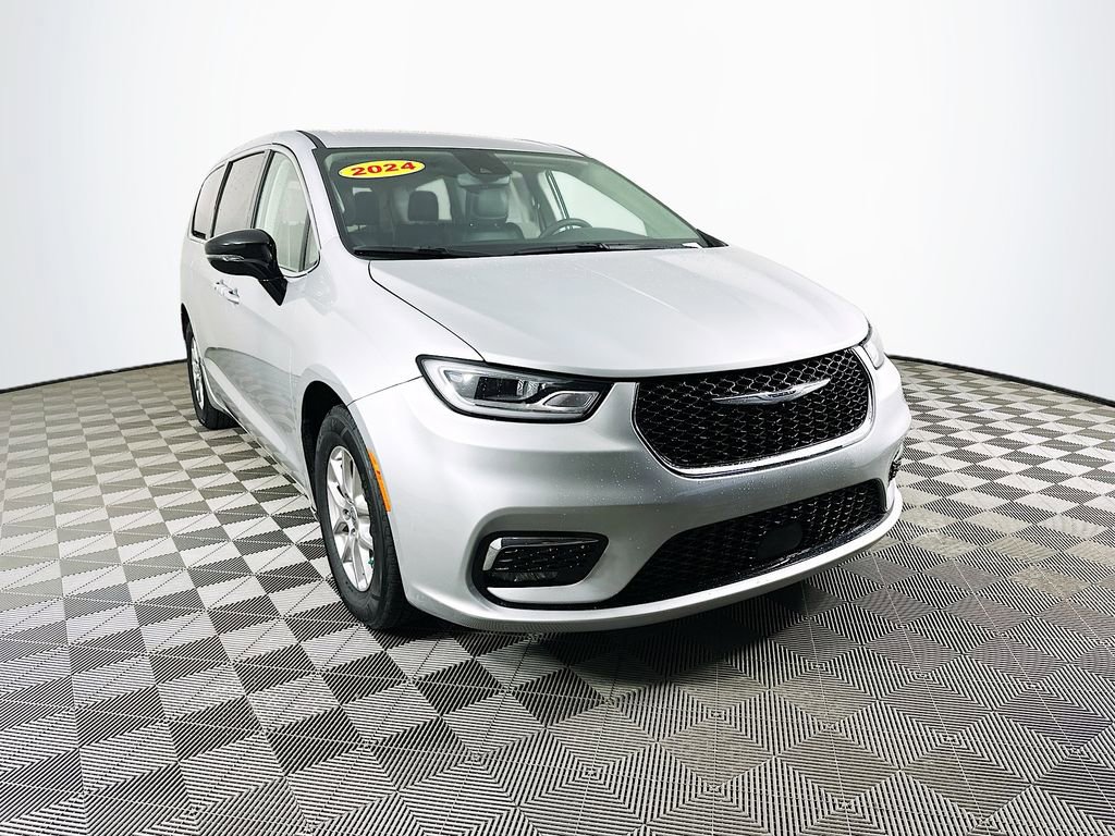 Certified 2024 Chrysler Pacifica Touring-L image 2