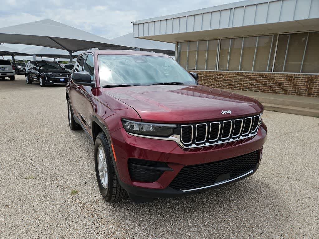 Used 2024 Jeep Grand Cherokee Laredo RWD image 2