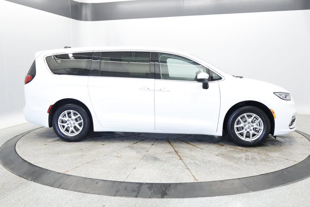 Certified 2023 Chrysler Pacifica Touring-L FWD image 8