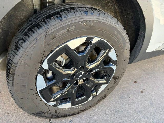 Used 2025 Kia Sorento S image 12