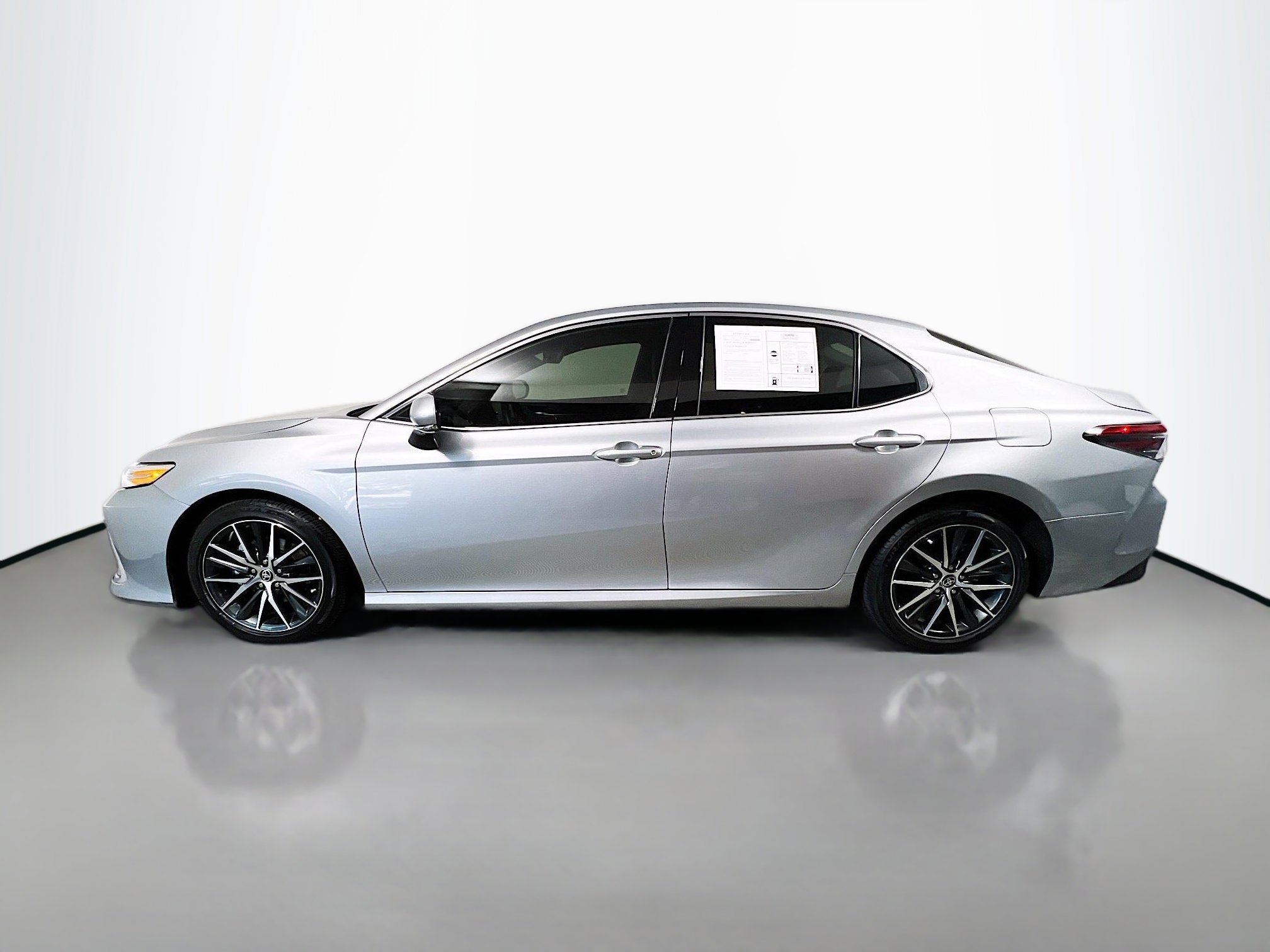 Used 2024 Toyota Camry XLE w/ Navigation Package image 9