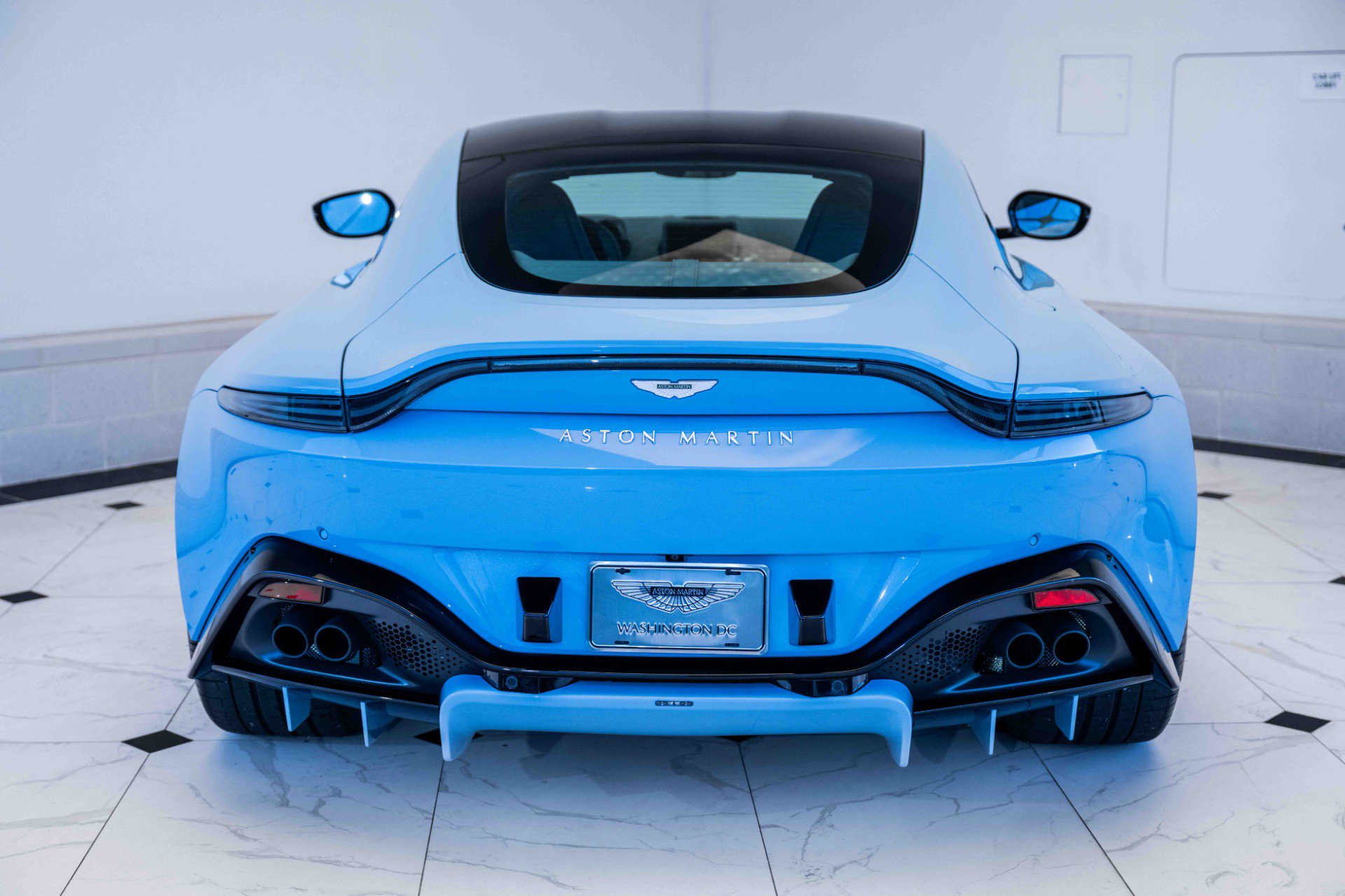 Used 2023 Aston Martin V8 Vantage Coupe RWD image 35