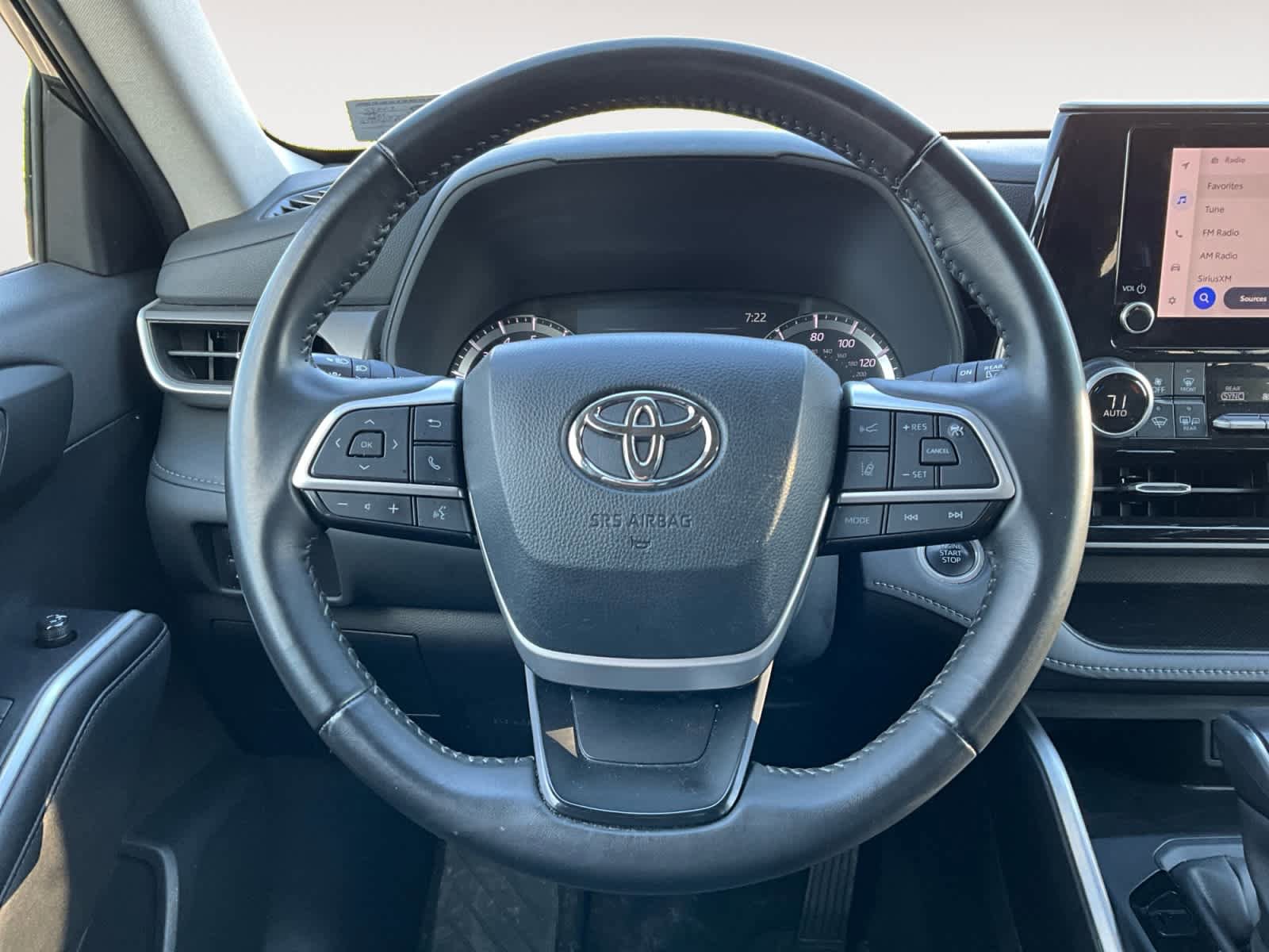 Used 2024 Toyota Highlander LE AWD/4WD image 14