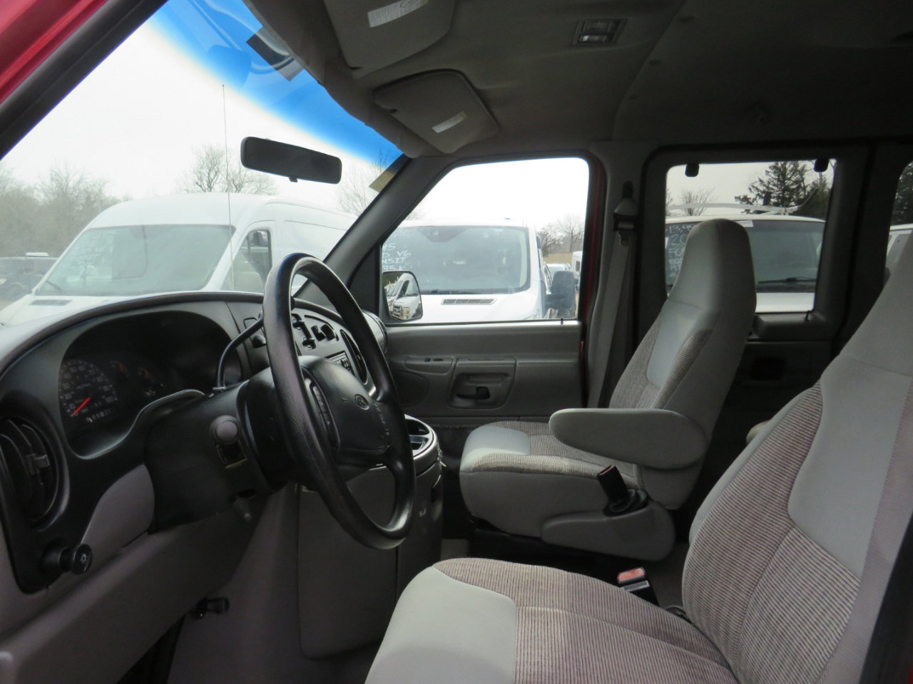 Used 1999 Ford E-150 and Econoline 150 Wagon RWD image 16