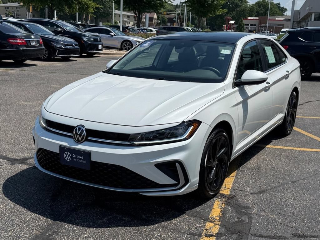 Used 2025 Volkswagen Jetta SE FWD image 8