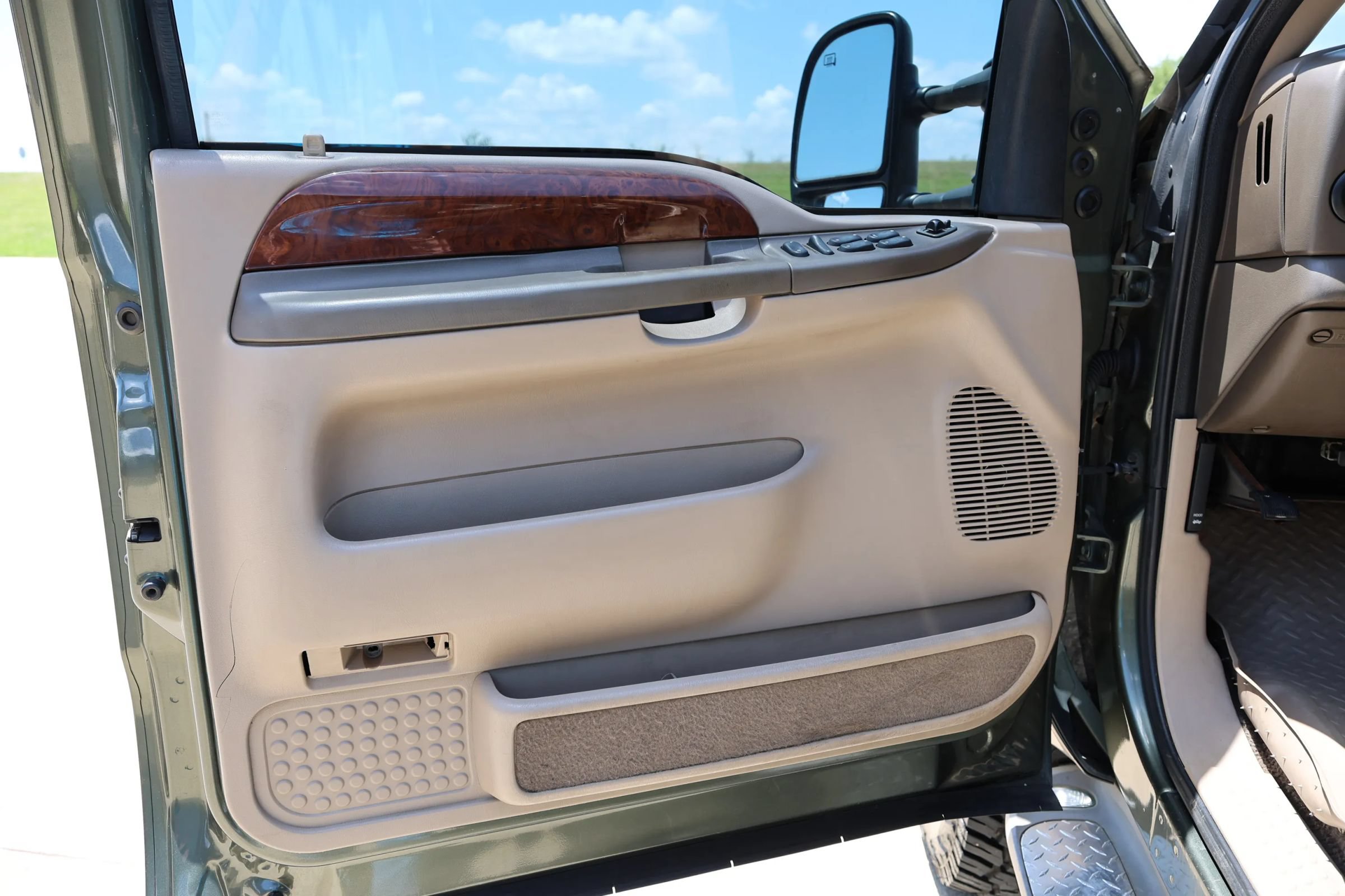 Used 2000 Ford Excursion Limited AWD/4WD image 30