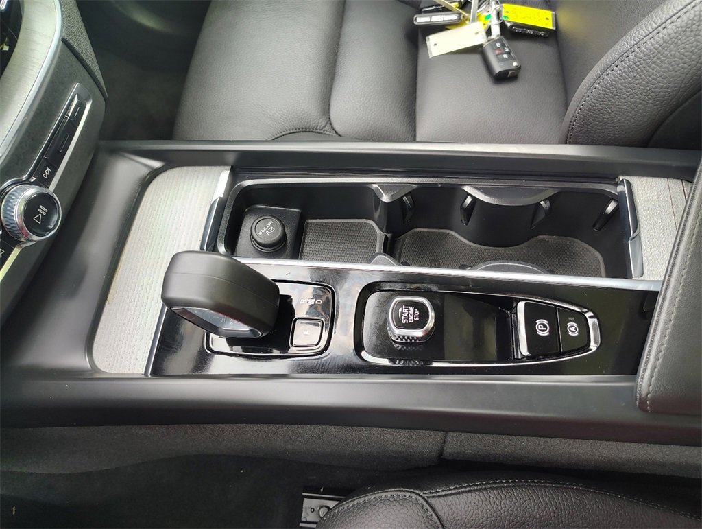 Used 2025 Volvo XC60 B5 Plus image 22