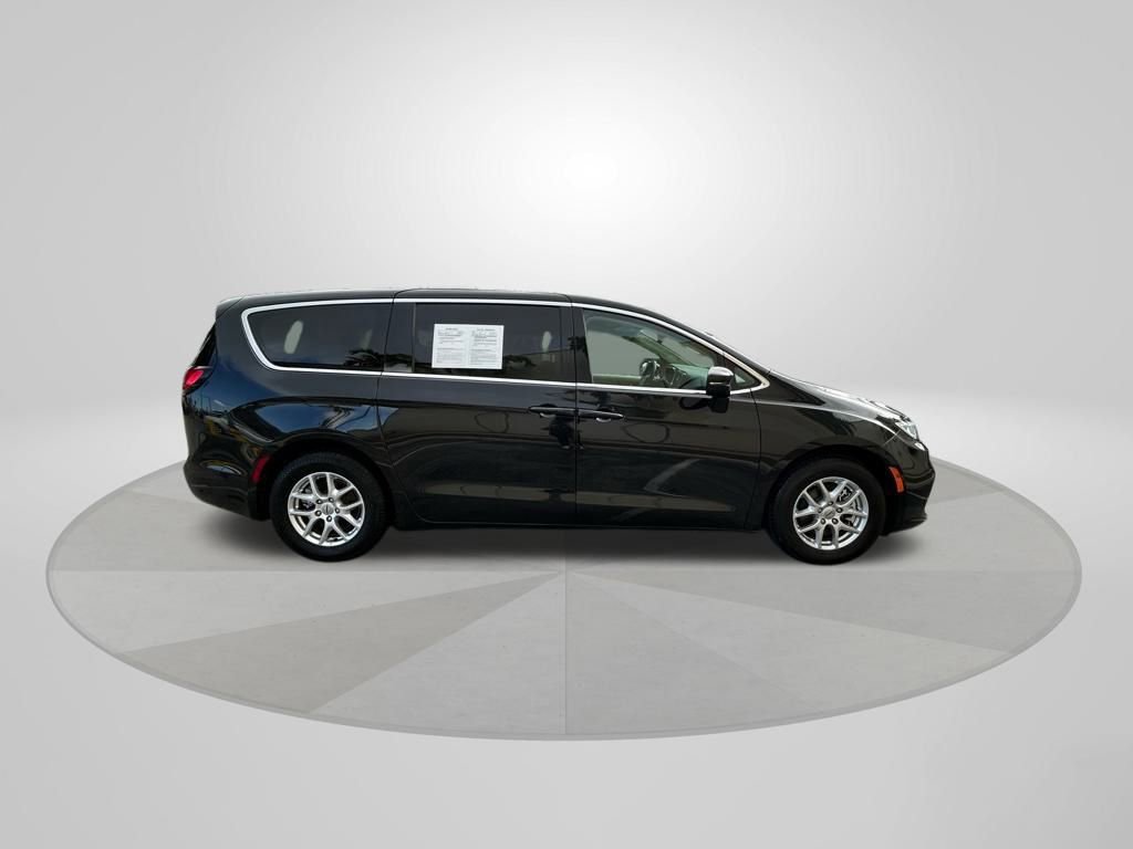 Used 2023 Chrysler Pacifica Touring-L FWD image 9